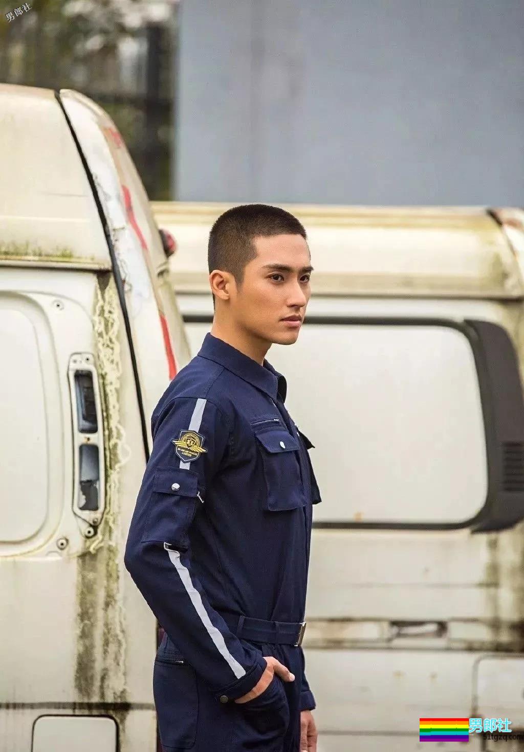 痞帅硬汉医生，寸头上演制服救援 - 51虹马