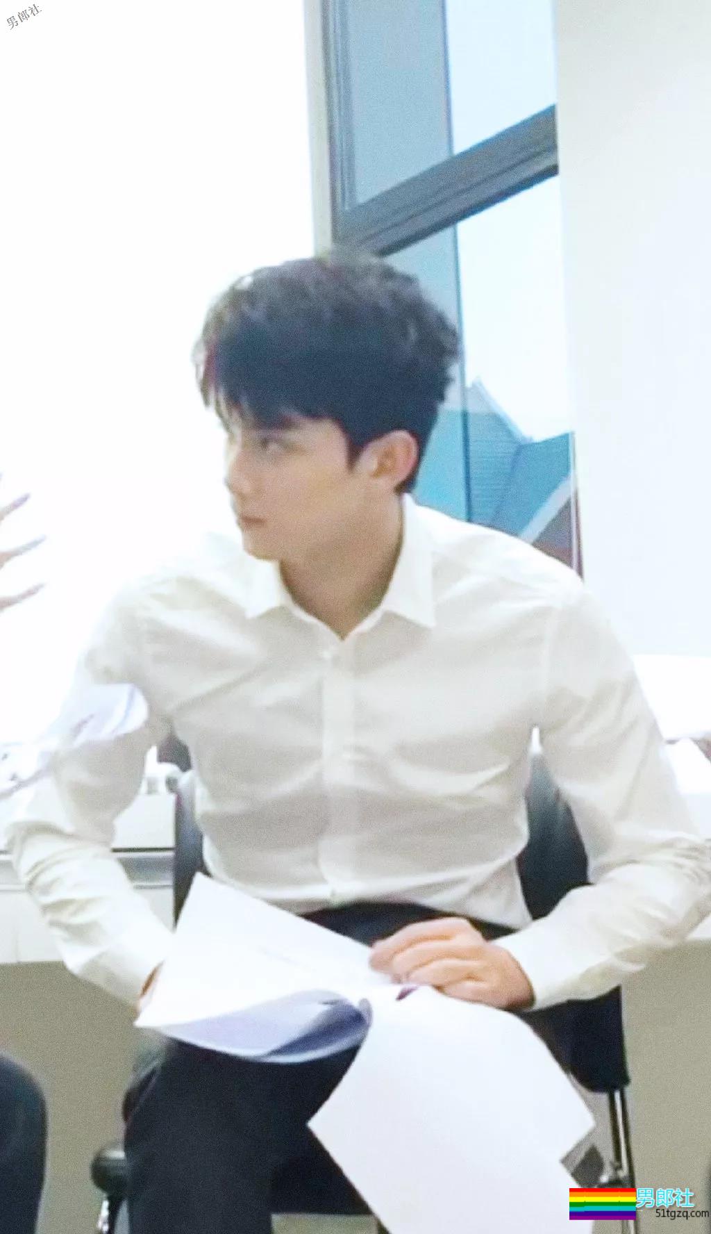 吴磊穿上白衬衫西裤到底有多帅？ - 51虹马