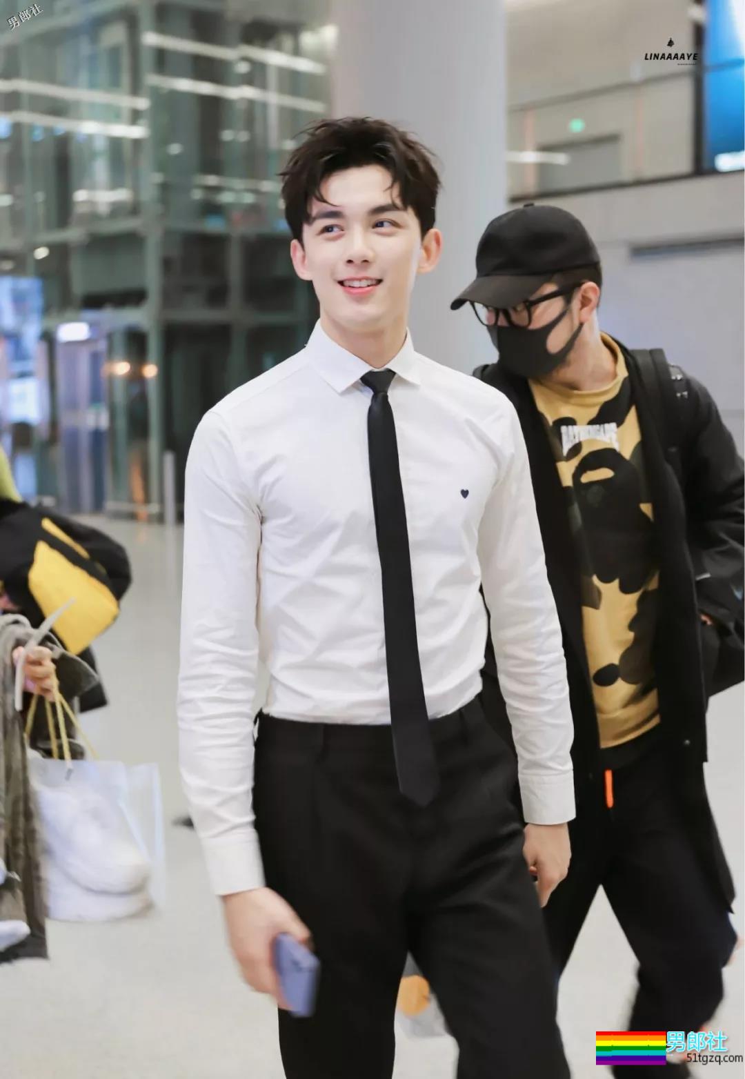 吴磊穿上白衬衫西裤到底有多帅？ - 51虹马