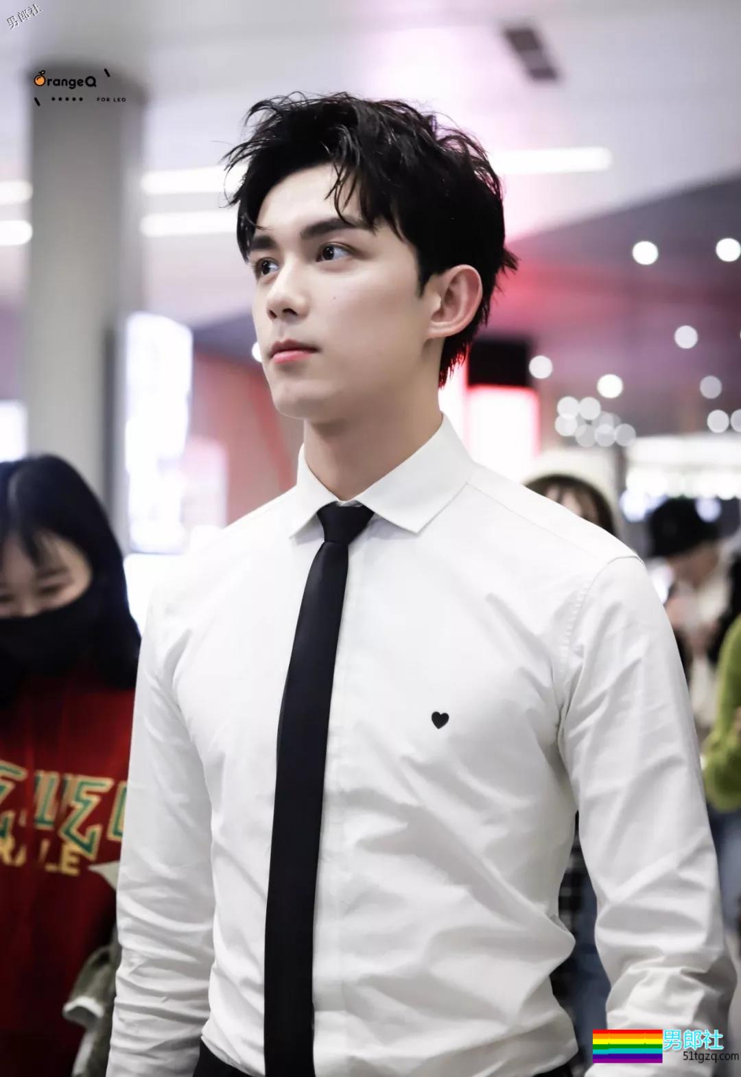 吴磊穿上白衬衫西裤到底有多帅？ - 51虹马