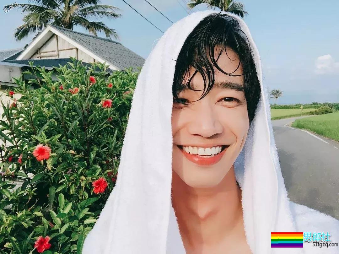 撩倒小s，八块腹肌的泳池男孩！这部剧的小狼狗一个比一个更有料！ - 51虹马