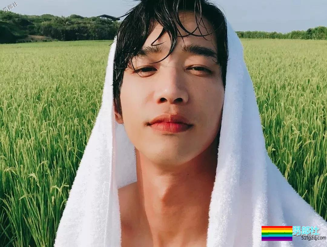 撩倒小s，八块腹肌的泳池男孩！这部剧的小狼狗一个比一个更有料！ - 51虹马