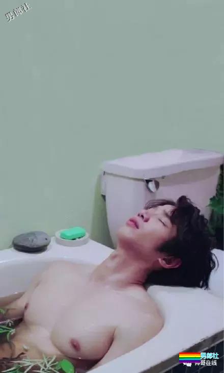 撩倒小s，八块腹肌的泳池男孩！这部剧的小狼狗一个比一个更有料！ - 51虹马