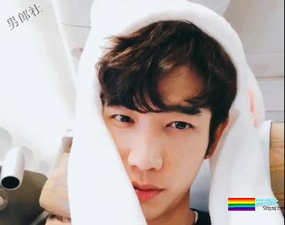 撩倒小s，八块腹肌的泳池男孩！这部剧的小狼狗一个比一个更有料！ - 51虹马