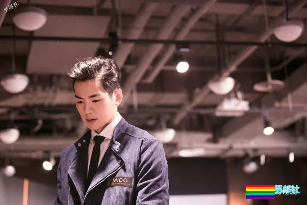 撩倒小s，八块腹肌的泳池男孩！这部剧的小狼狗一个比一个更有料！ - 51虹马