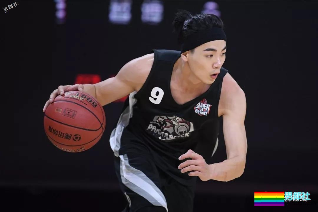 撩倒小s，八块腹肌的泳池男孩！这部剧的小狼狗一个比一个更有料！ - 51虹马