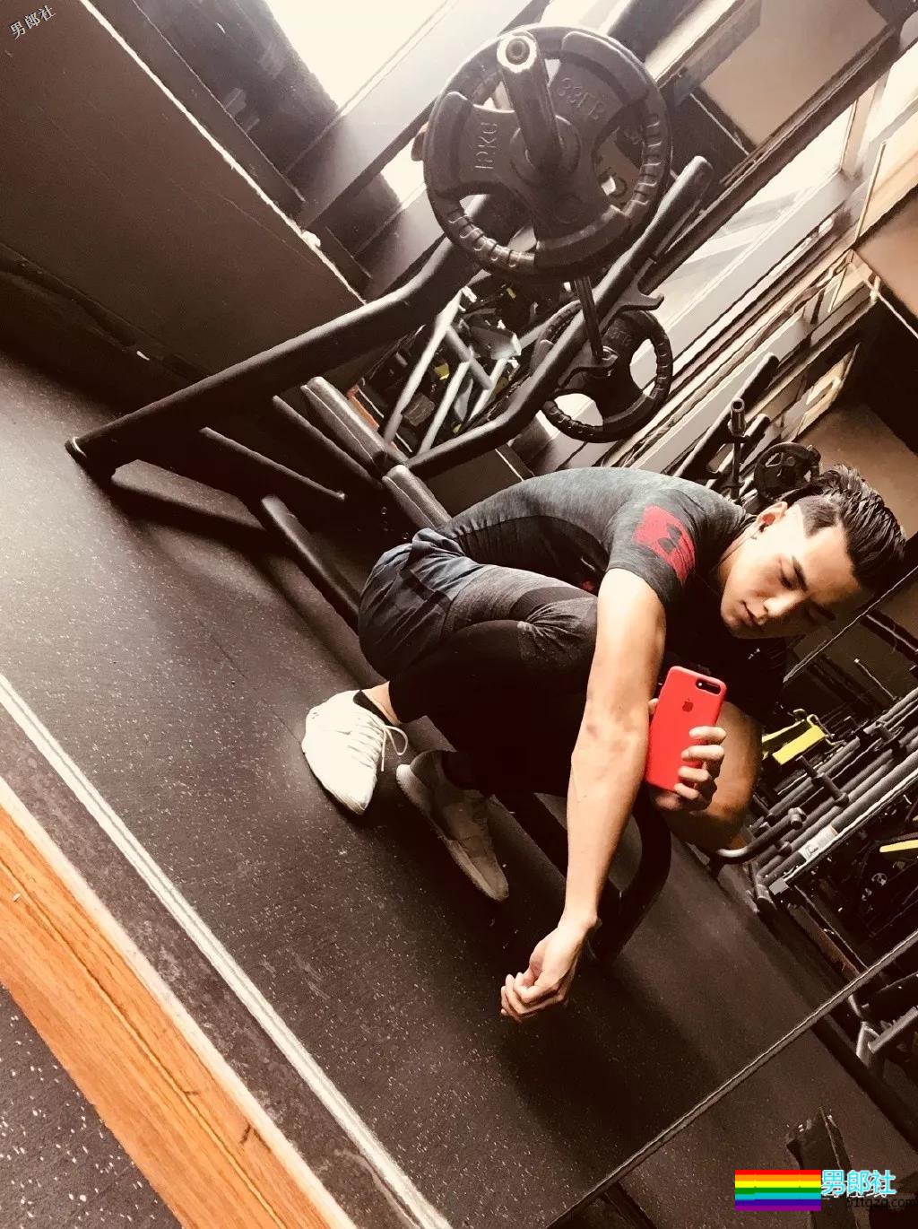 撩倒小s，八块腹肌的泳池男孩！这部剧的小狼狗一个比一个更有料！ - 51虹马