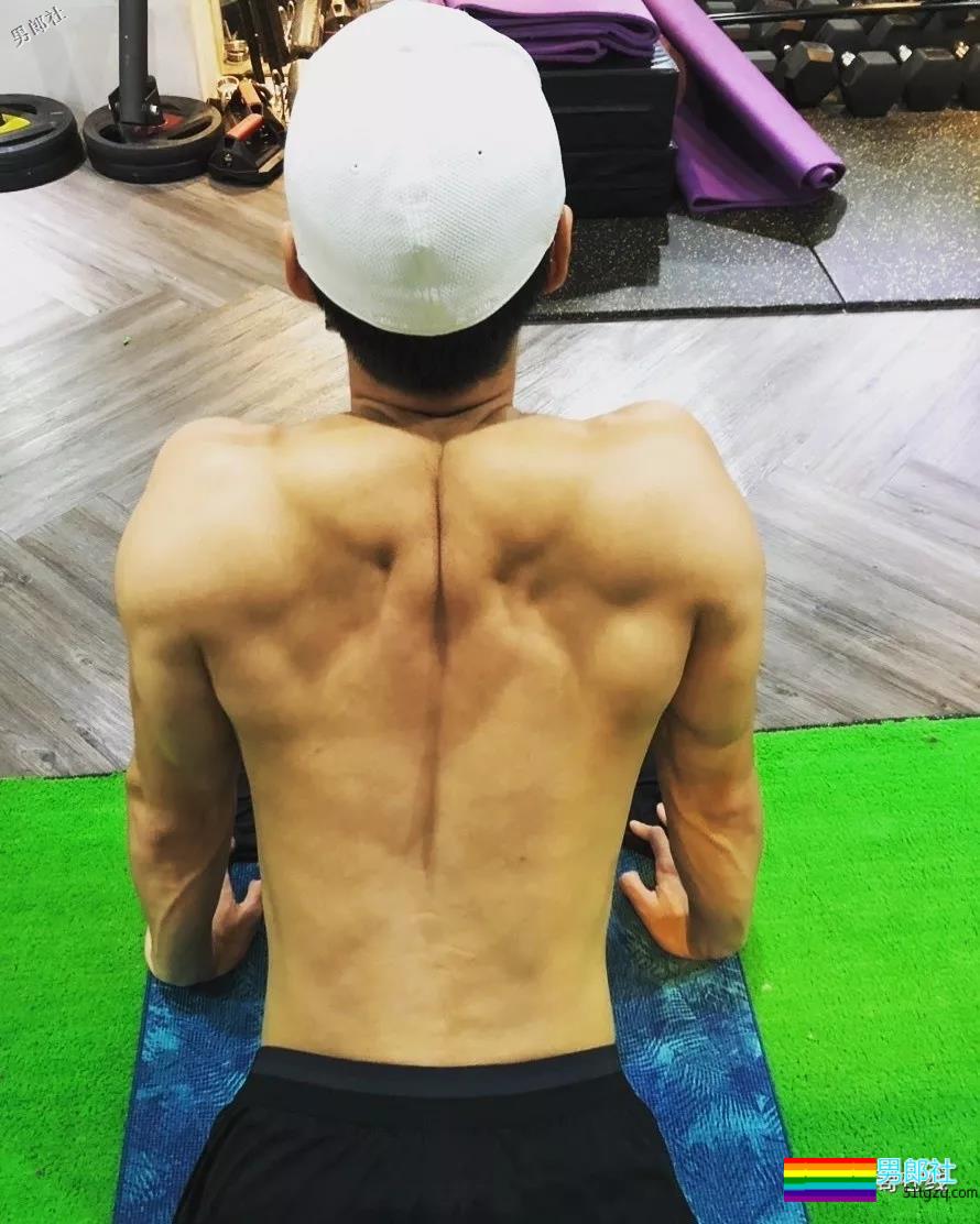 撩倒小s，八块腹肌的泳池男孩！这部剧的小狼狗一个比一个更有料！ - 51虹马