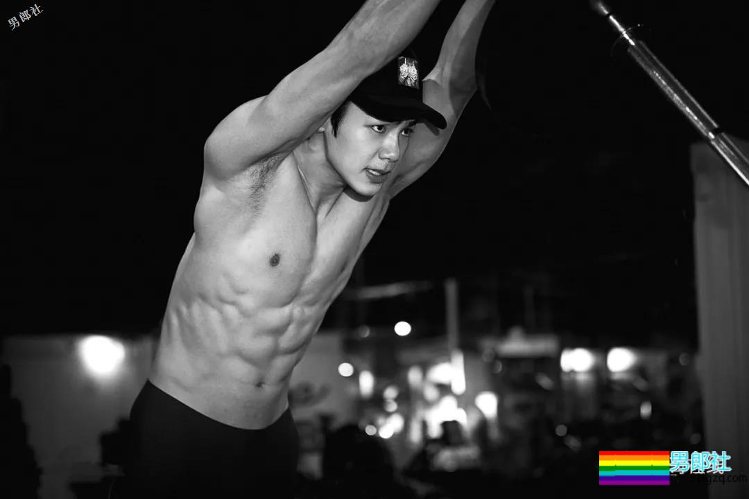 撩倒小s，八块腹肌的泳池男孩！这部剧的小狼狗一个比一个更有料！ - 51虹马