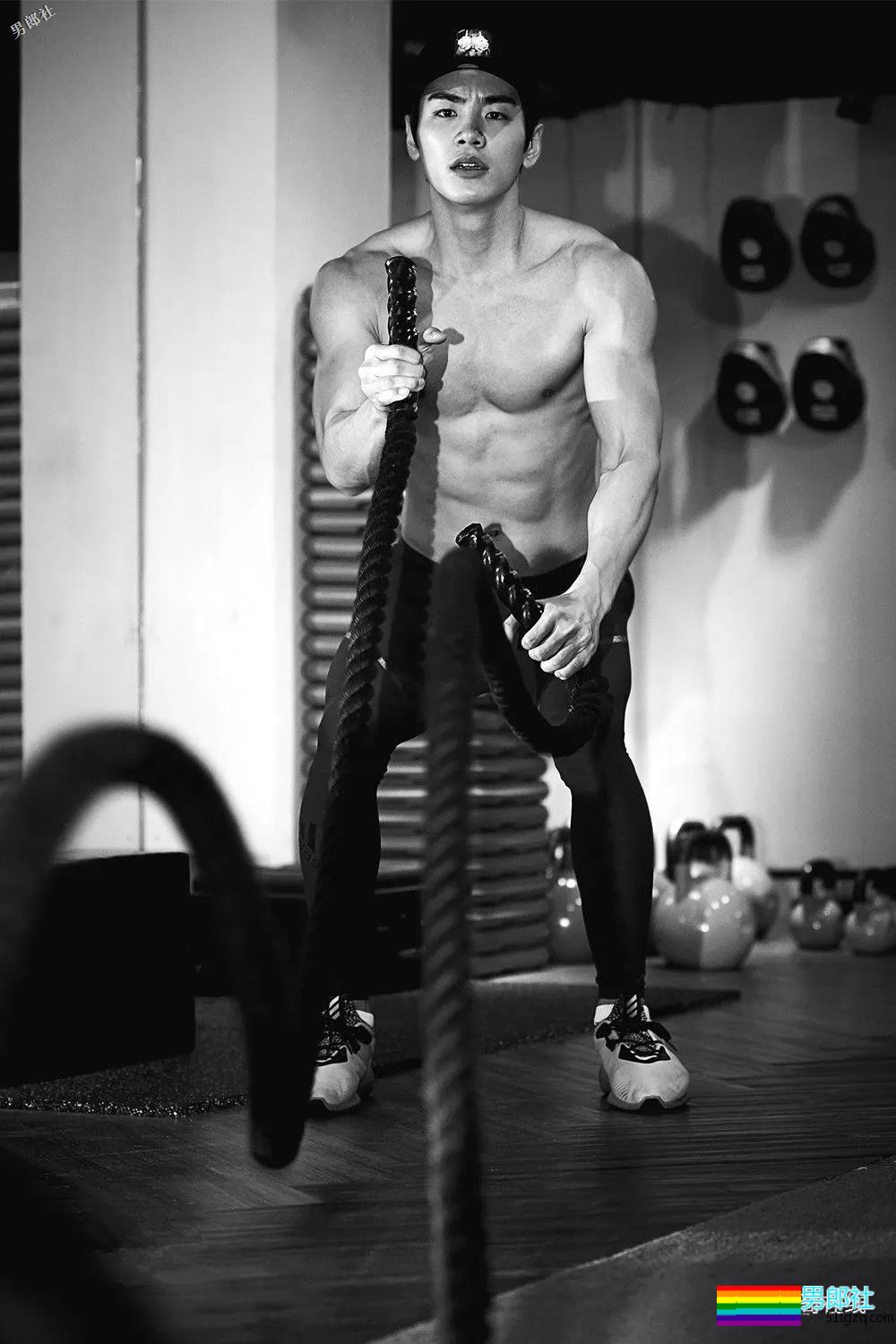 撩倒小s，八块腹肌的泳池男孩！这部剧的小狼狗一个比一个更有料！ - 51虹马