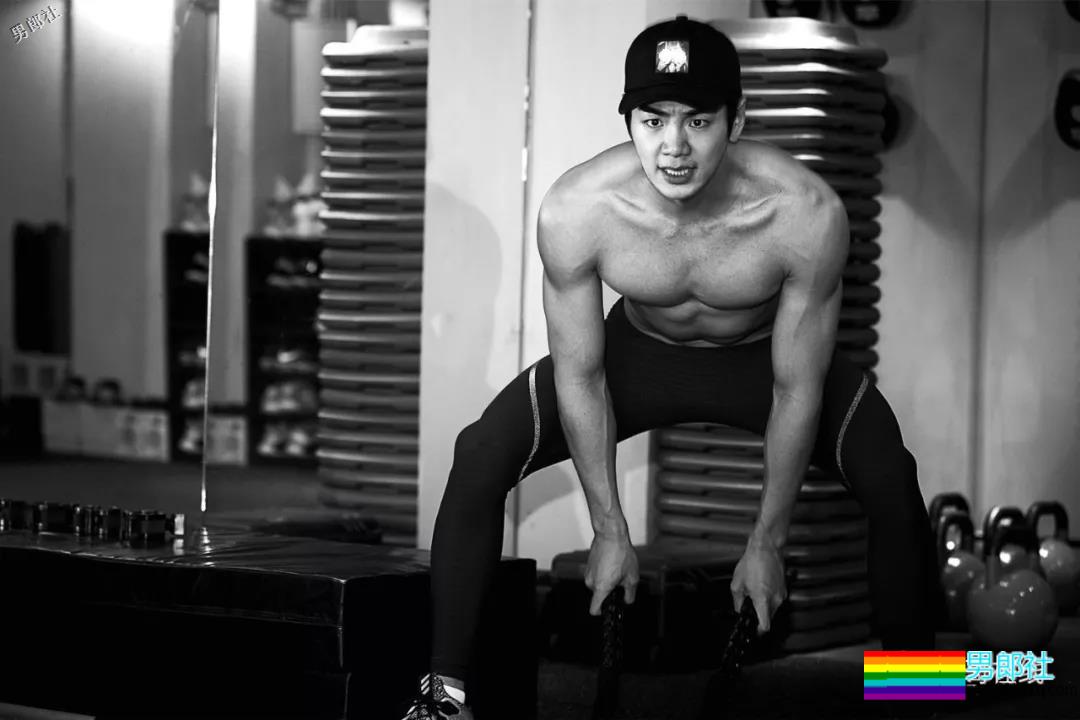 撩倒小s，八块腹肌的泳池男孩！这部剧的小狼狗一个比一个更有料！ - 51虹马