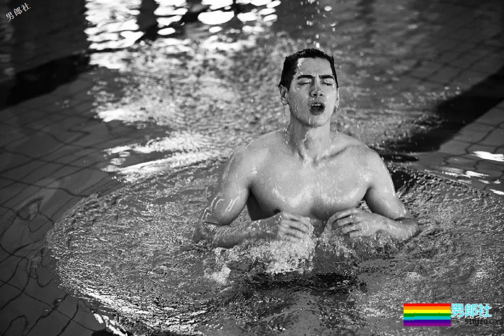 撩倒小s，八块腹肌的泳池男孩！这部剧的小狼狗一个比一个更有料！ - 51虹马