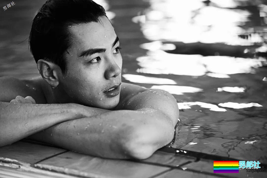 撩倒小s，八块腹肌的泳池男孩！这部剧的小狼狗一个比一个更有料！ - 51虹马