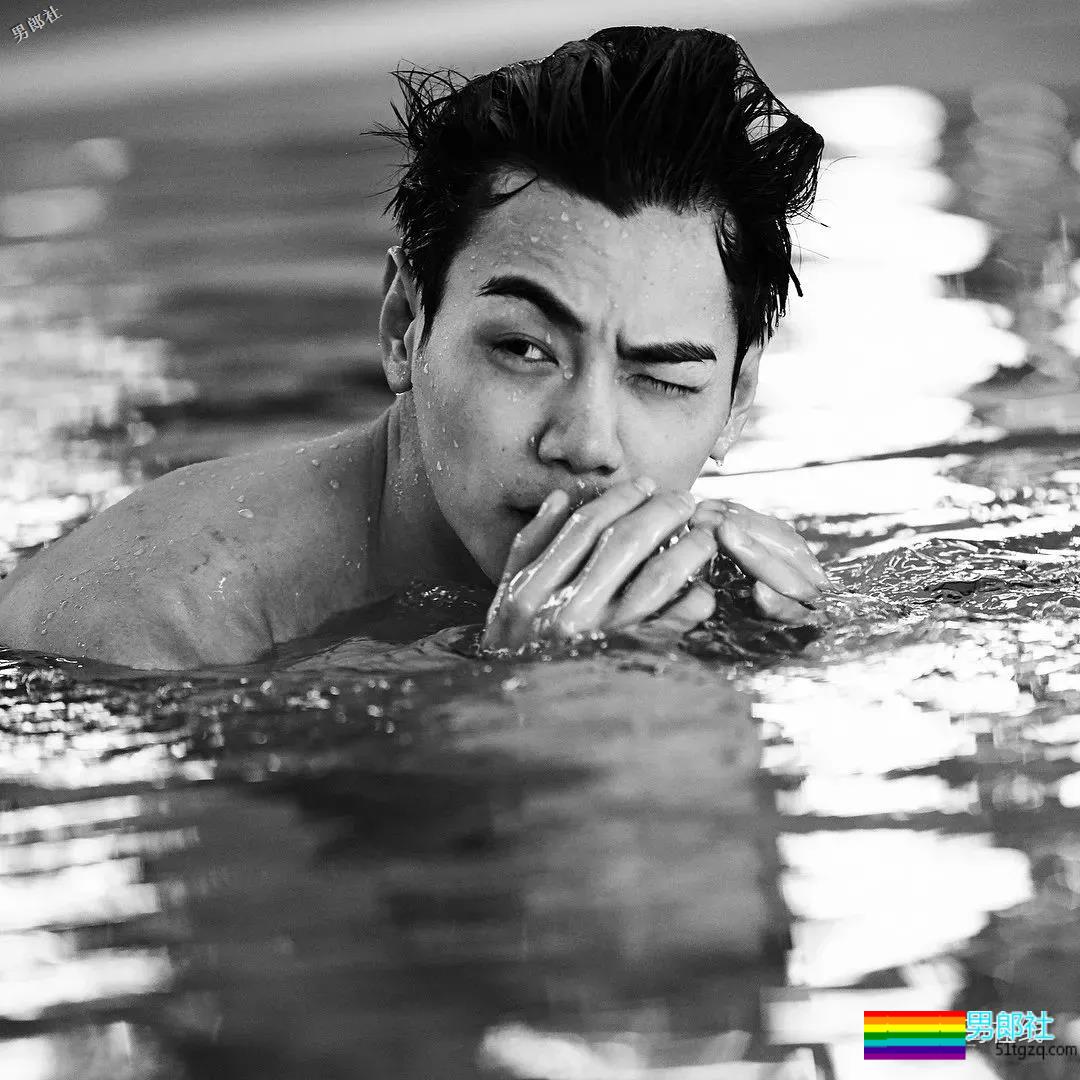 撩倒小s，八块腹肌的泳池男孩！这部剧的小狼狗一个比一个更有料！ - 51虹马