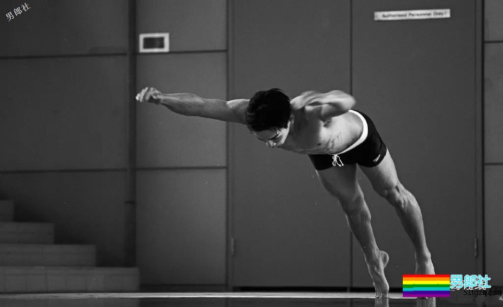 撩倒小s，八块腹肌的泳池男孩！这部剧的小狼狗一个比一个更有料！ - 51虹马