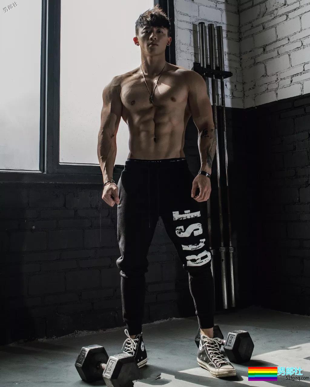 奶狗脸网红男模，筋霸腱子肉.big到不行！真正能“狼”的男人！ - 51虹马