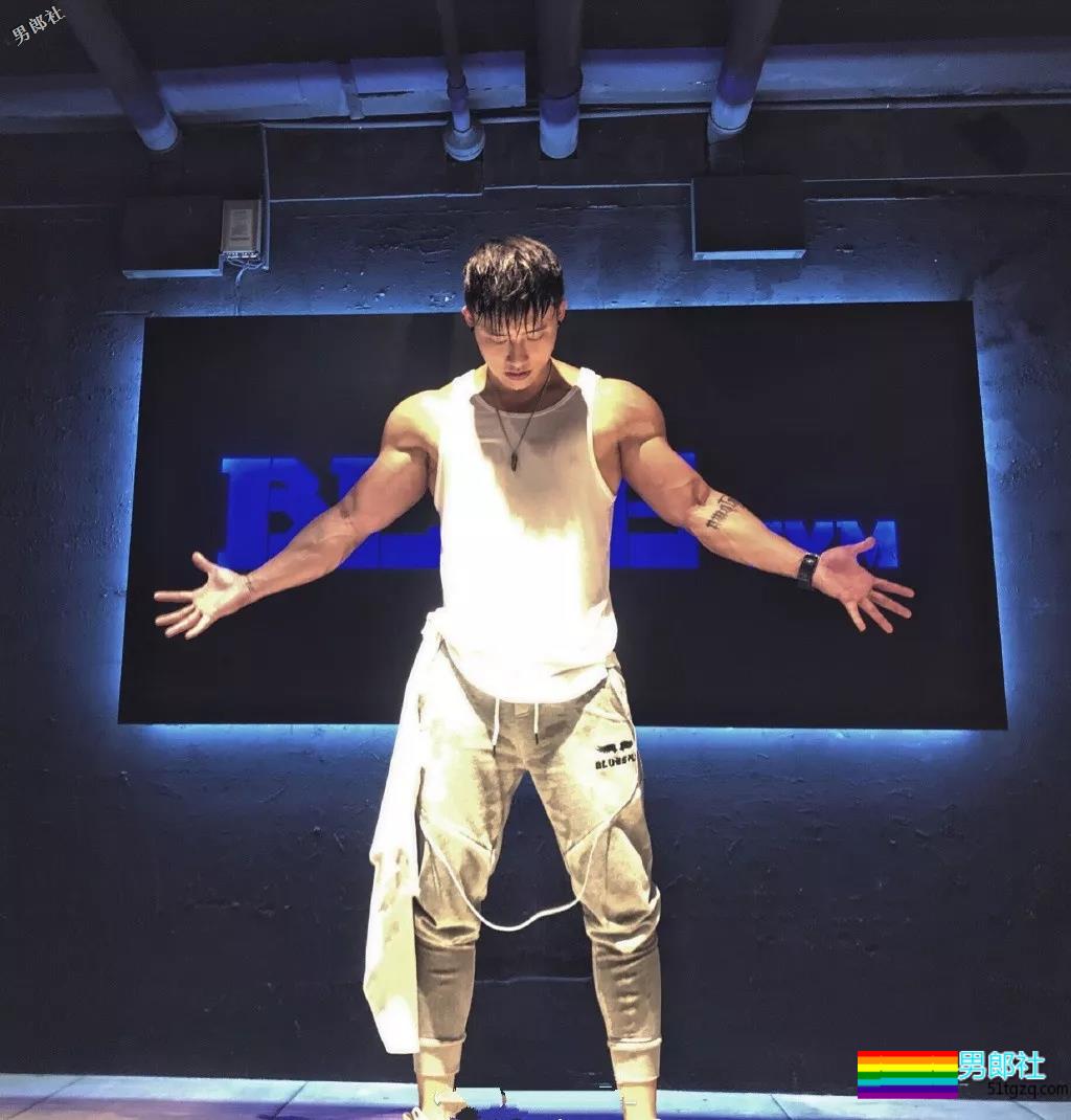 奶狗脸网红男模，筋霸腱子肉.big到不行！真正能“狼”的男人！ - 51虹马