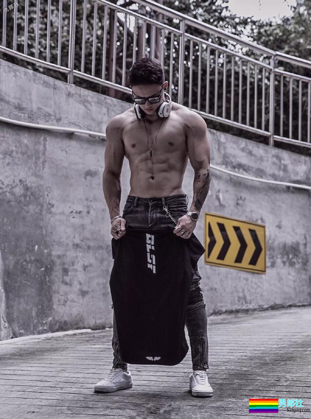 奶狗脸网红男模，筋霸腱子肉.big到不行！真正能“狼”的男人！ - 51虹马