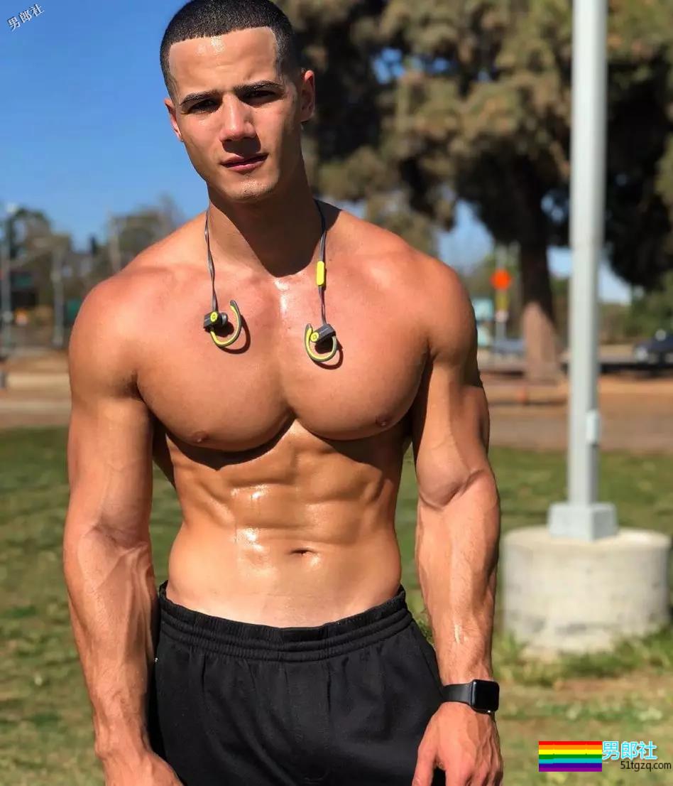 大胸肌男人有多撩人？看完后热血沸腾！ - 51虹马