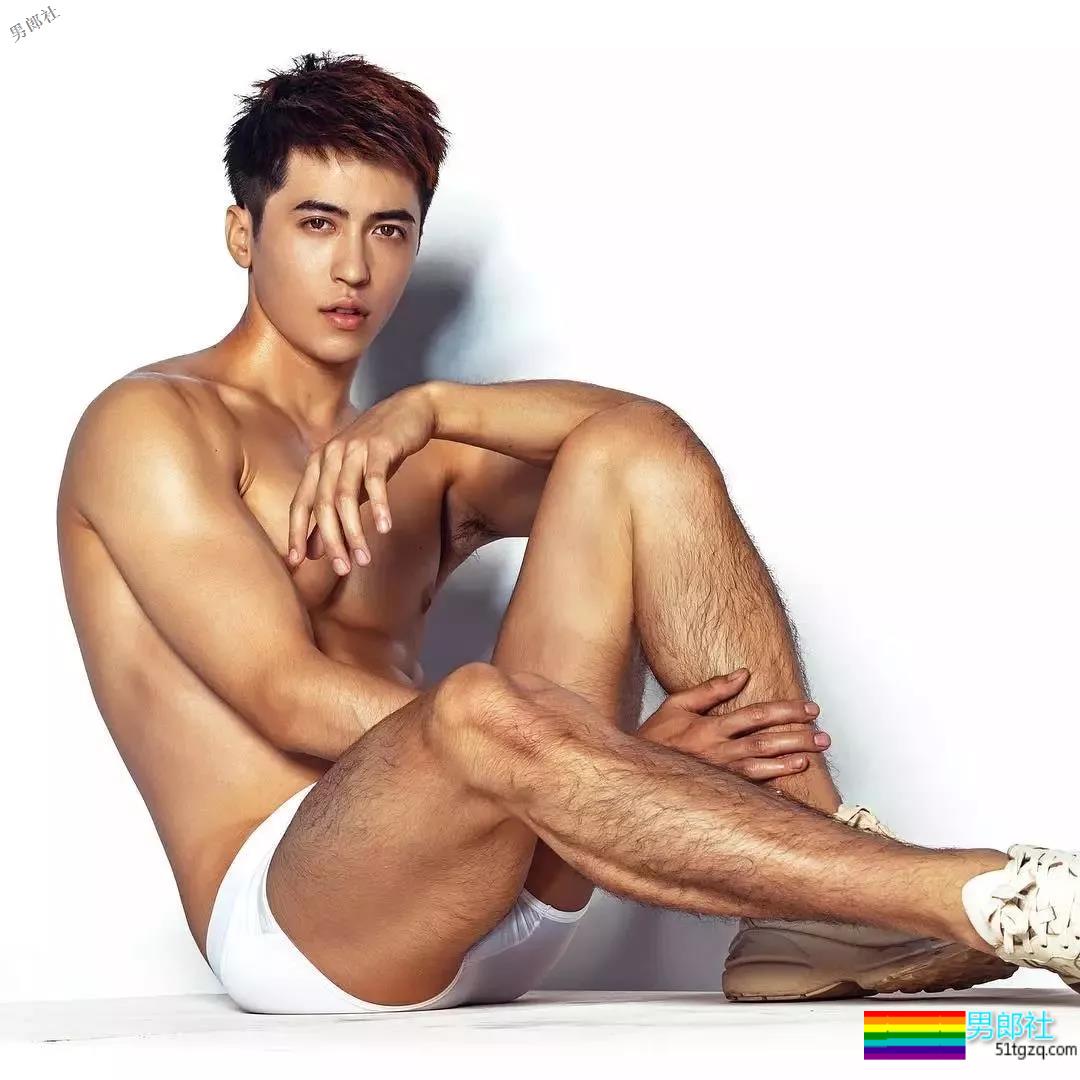 体育生帅哥健身房里在镜子前... - 51虹马