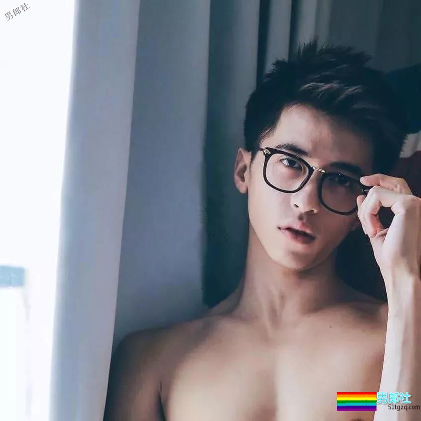 体育生帅哥健身房里在镜子前... - 51虹马