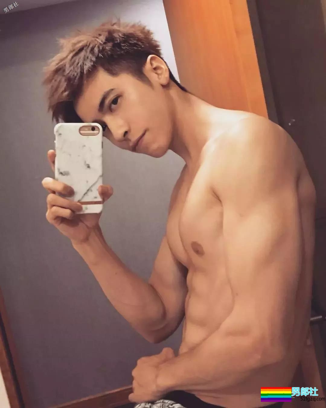 体育生帅哥健身房里在镜子前... - 51虹马