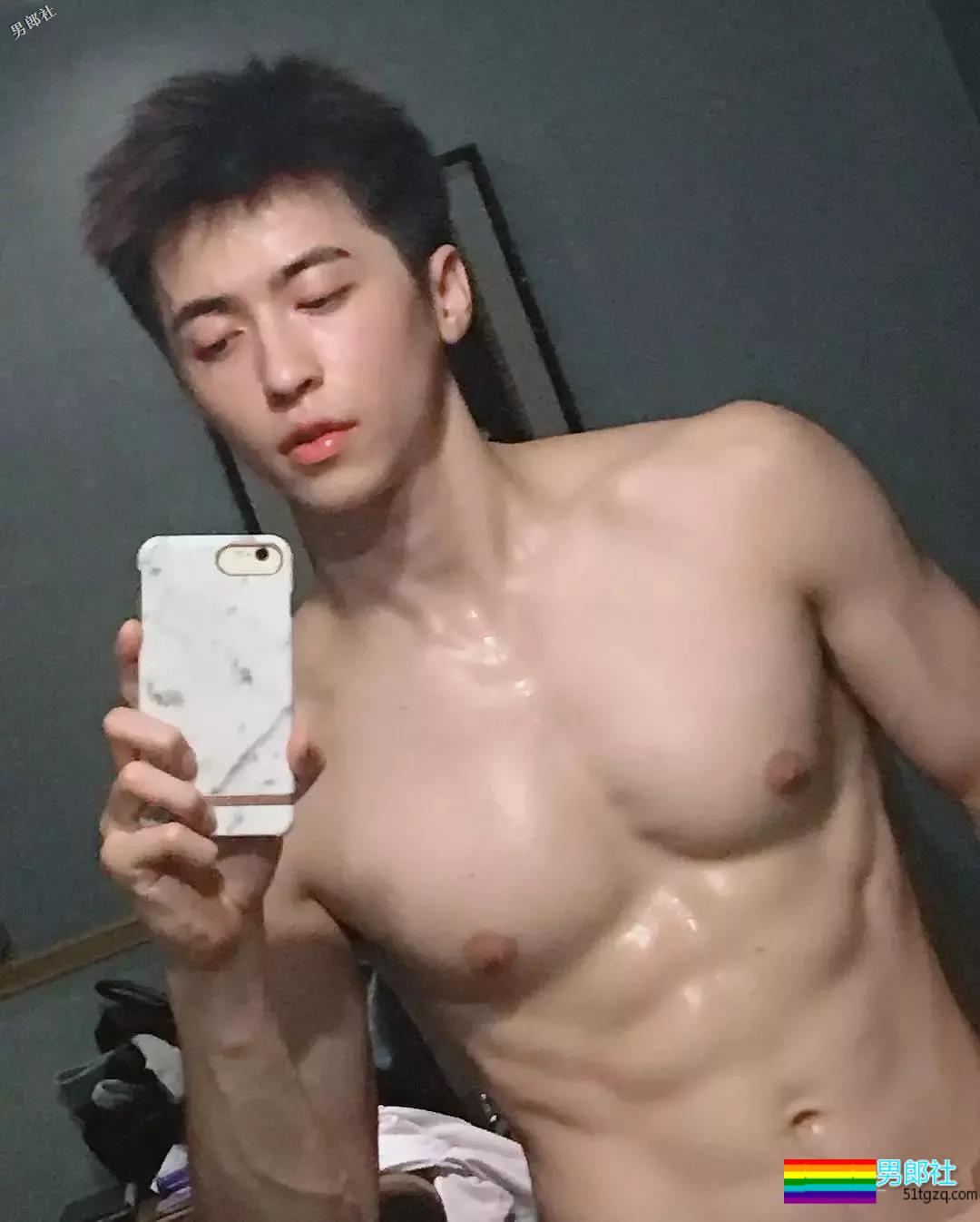 体育生帅哥健身房里在镜子前... - 51虹马