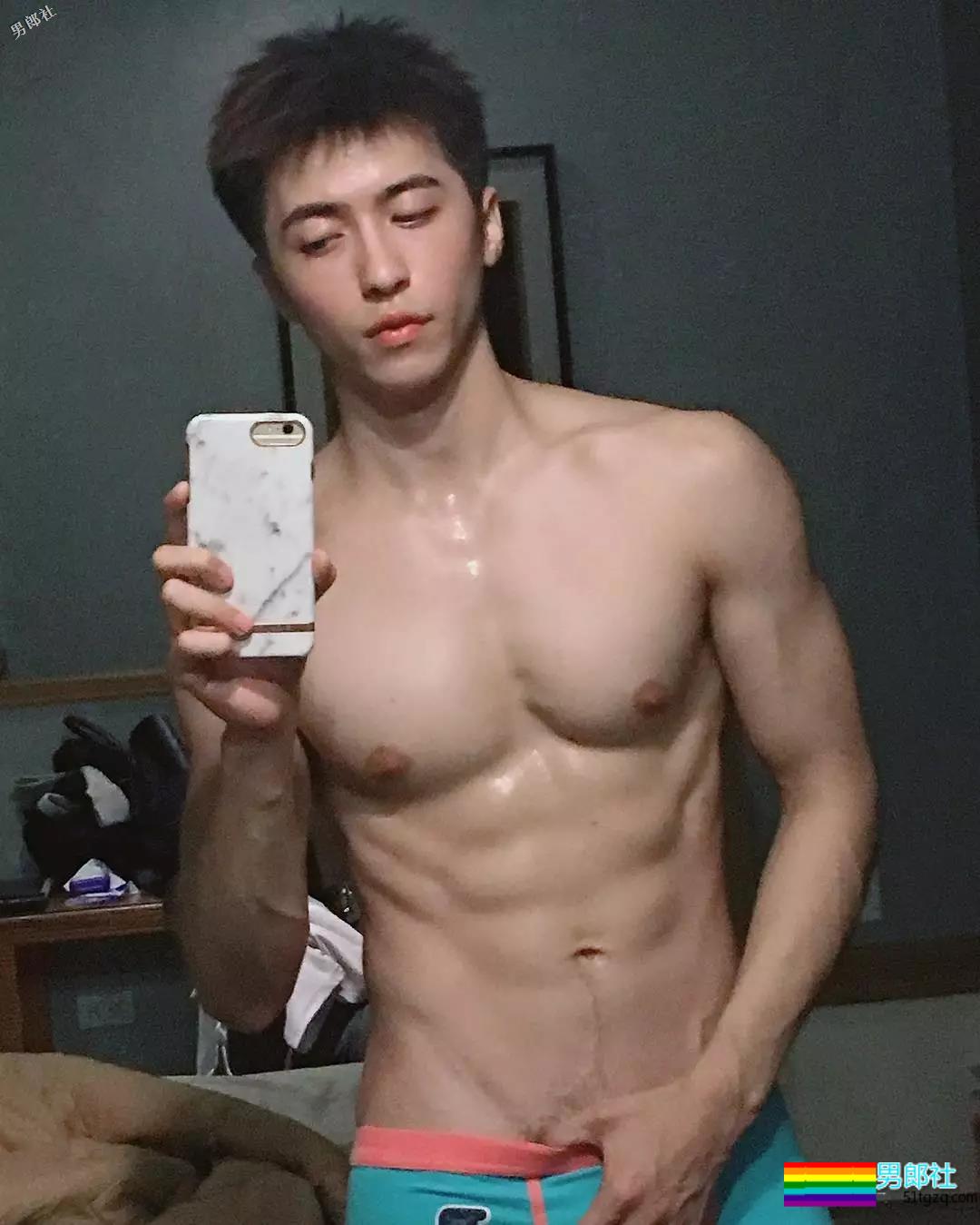 体育生帅哥健身房里在镜子前... - 51虹马