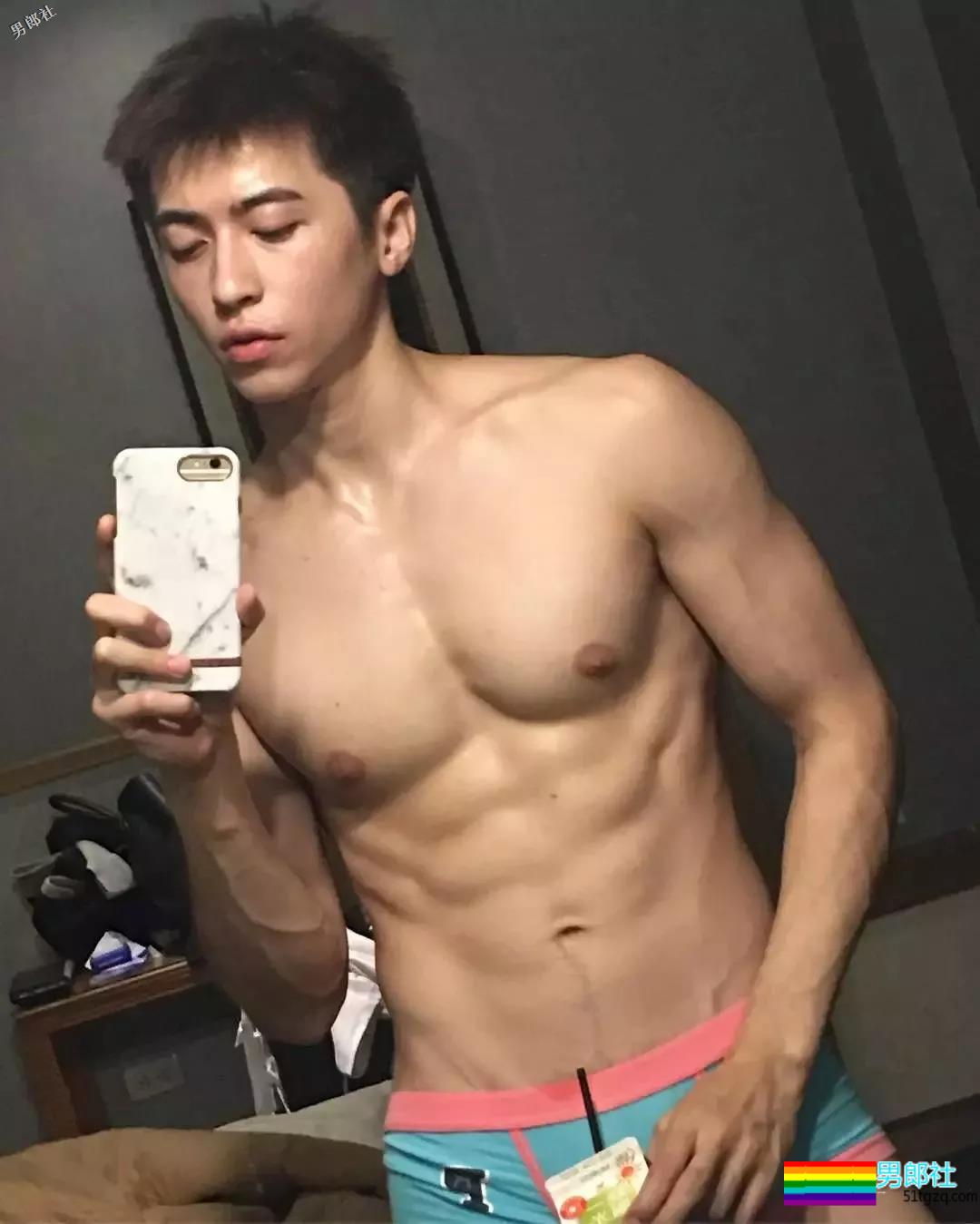 体育生帅哥健身房里在镜子前... - 51虹马