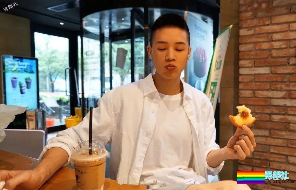 长腿痞帅小狼狗白嫩肌肉抢镜,寸头小爷们没有抵抗力! - 51虹马 长腿痞帅小狼狗白嫩肌肉抢镜,寸头小爷们没有抵抗力! - 51虹马