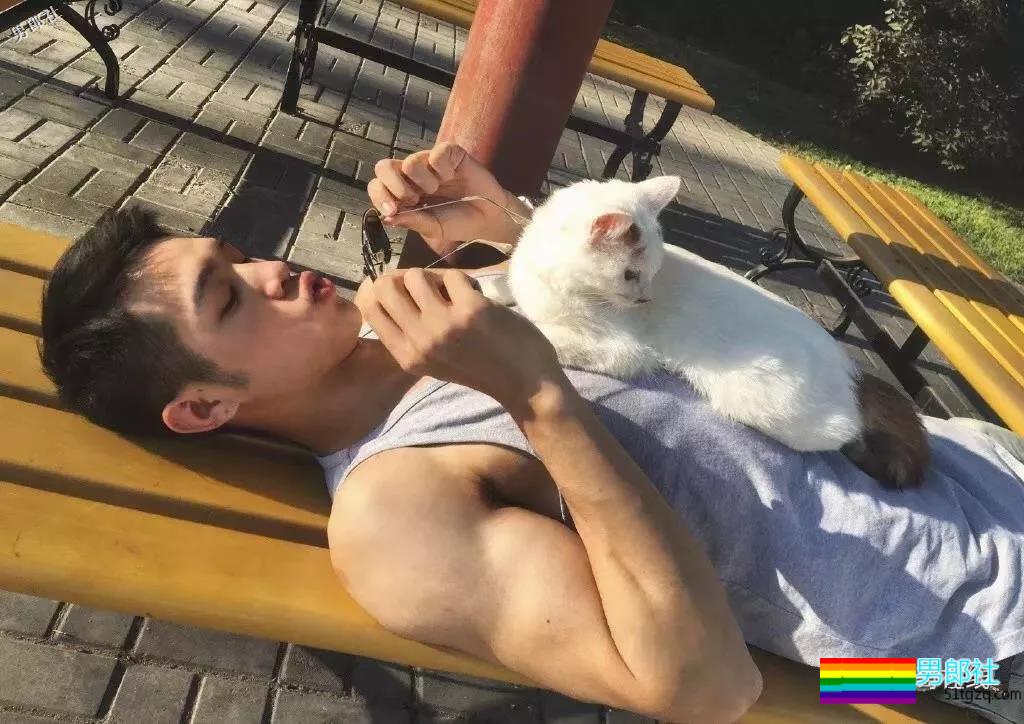 长腿痞帅小狼狗白嫩肌肉抢镜，寸头小爷们没有抵抗力！ - 51虹马