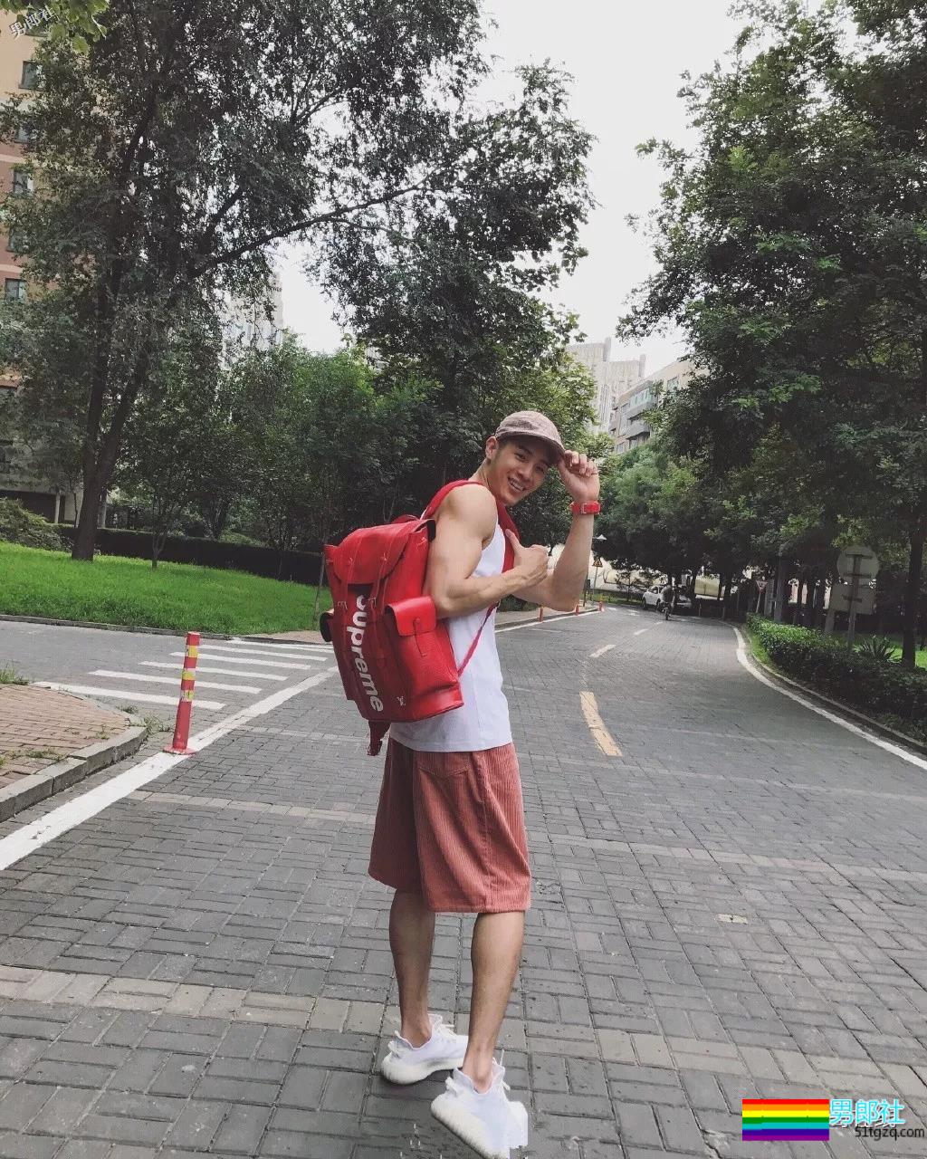 长腿痞帅小狼狗白嫩肌肉抢镜,寸头小爷们没有抵抗力! - 51虹马 长腿痞帅小狼狗白嫩肌肉抢镜,寸头小爷们没有抵抗力! - 51虹马