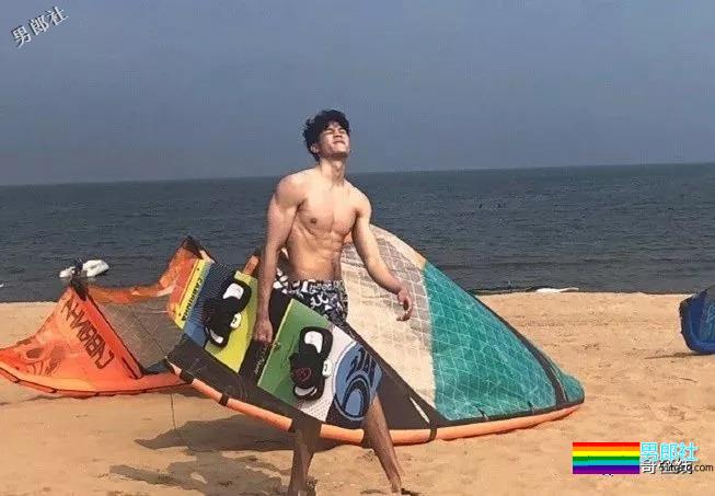 长腿痞帅小狼狗白嫩肌肉抢镜，寸头小爷们没有抵抗力！ - 51虹马