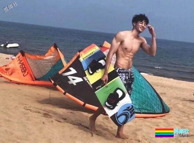 长腿痞帅小狼狗白嫩肌肉抢镜,寸头小爷们没有抵抗力! - 51虹马 长腿痞帅小狼狗白嫩肌肉抢镜,寸头小爷们没有抵抗力! - 51虹马