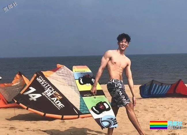 长腿痞帅小狼狗白嫩肌肉抢镜，寸头小爷们没有抵抗力！ - 51虹马