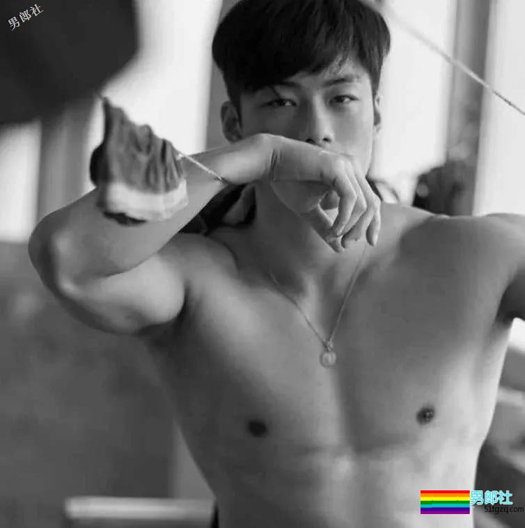 樊野又撩了个篮球系小狼狗！一身腱子肉的「国际先生」很傲人！ - 51虹马