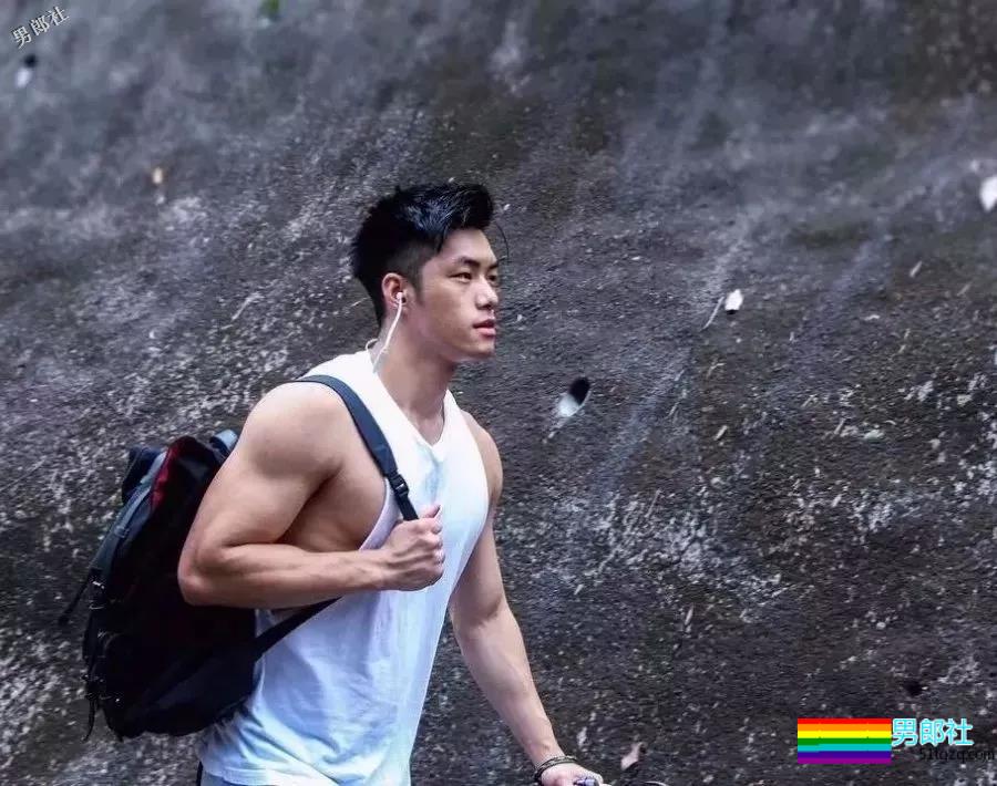 樊野又撩了个篮球系小狼狗！一身腱子肉的「国际先生」很傲人！ - 51虹马