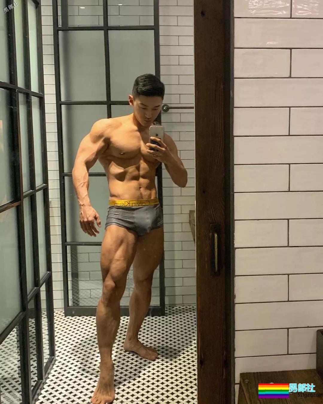 精壮狼狗拍肌肉大片，私照亮点更突出？ - 51虹马