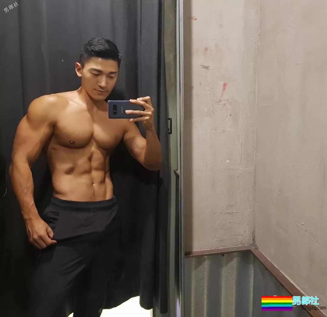 精壮狼狗拍肌肉大片，私照亮点更突出？ - 51虹马