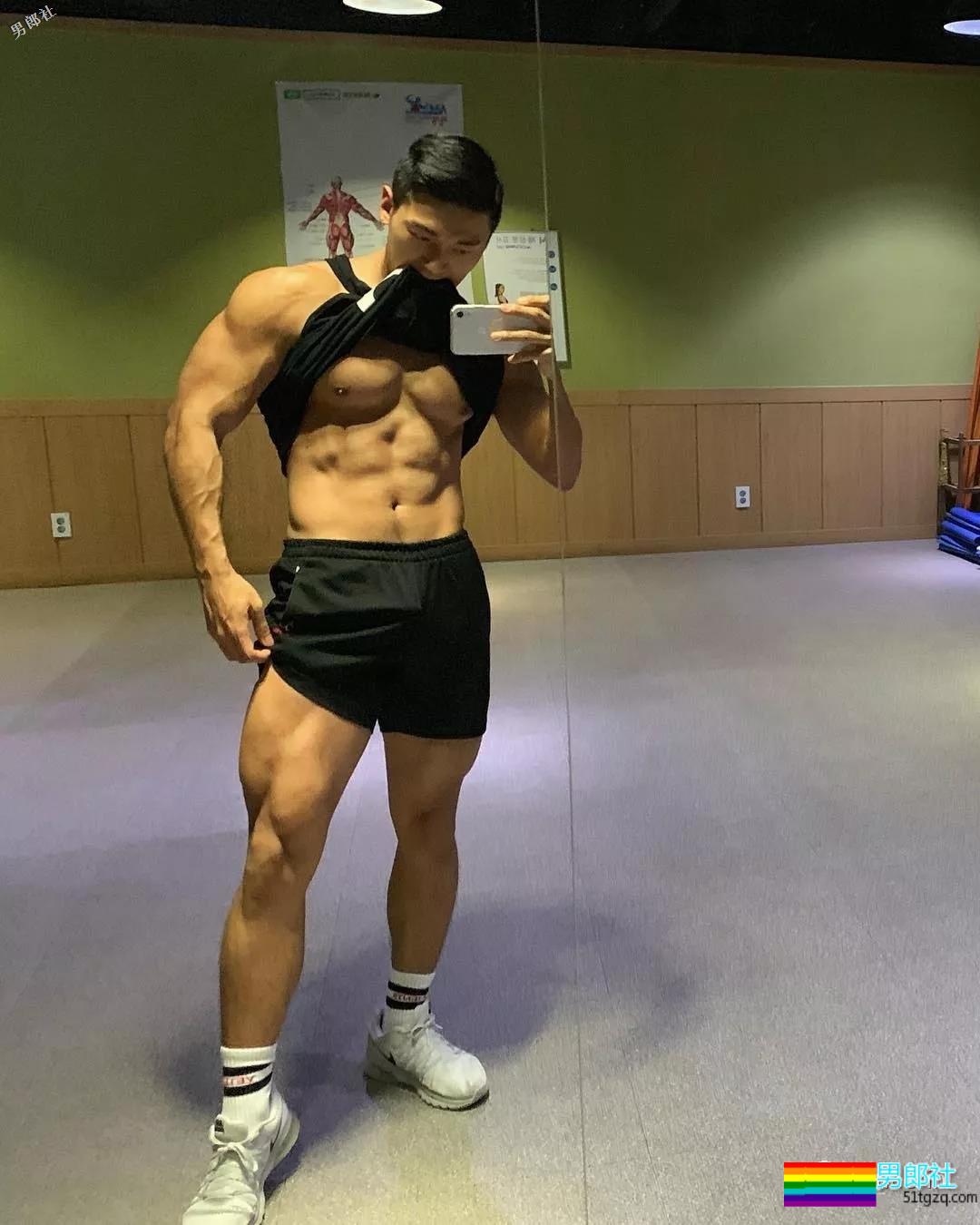 精壮狼狗拍肌肉大片，私照亮点更突出？ - 51虹马