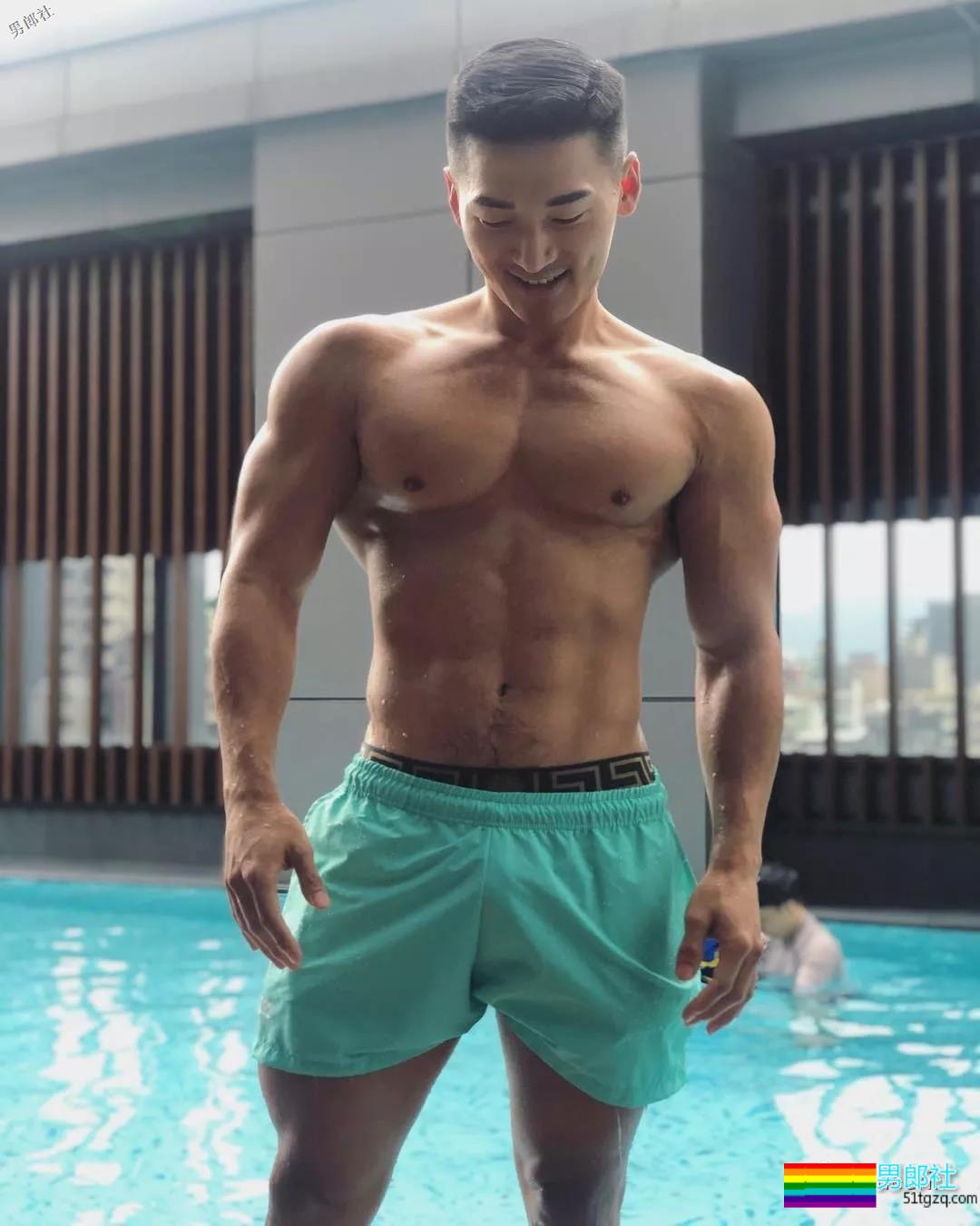 精壮狼狗拍肌肉大片，私照亮点更突出？ - 51虹马