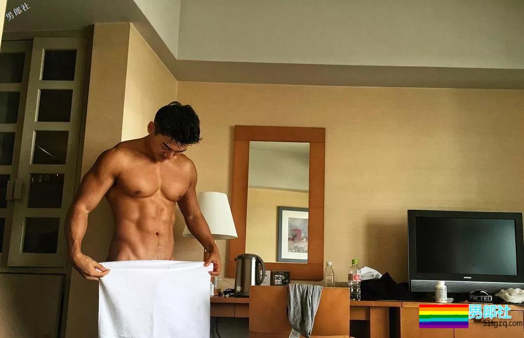 精壮狼狗拍肌肉大片，私照亮点更突出？ - 51虹马