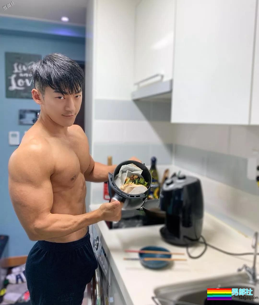 精壮狼狗拍肌肉大片，私照亮点更突出？ - 51虹马