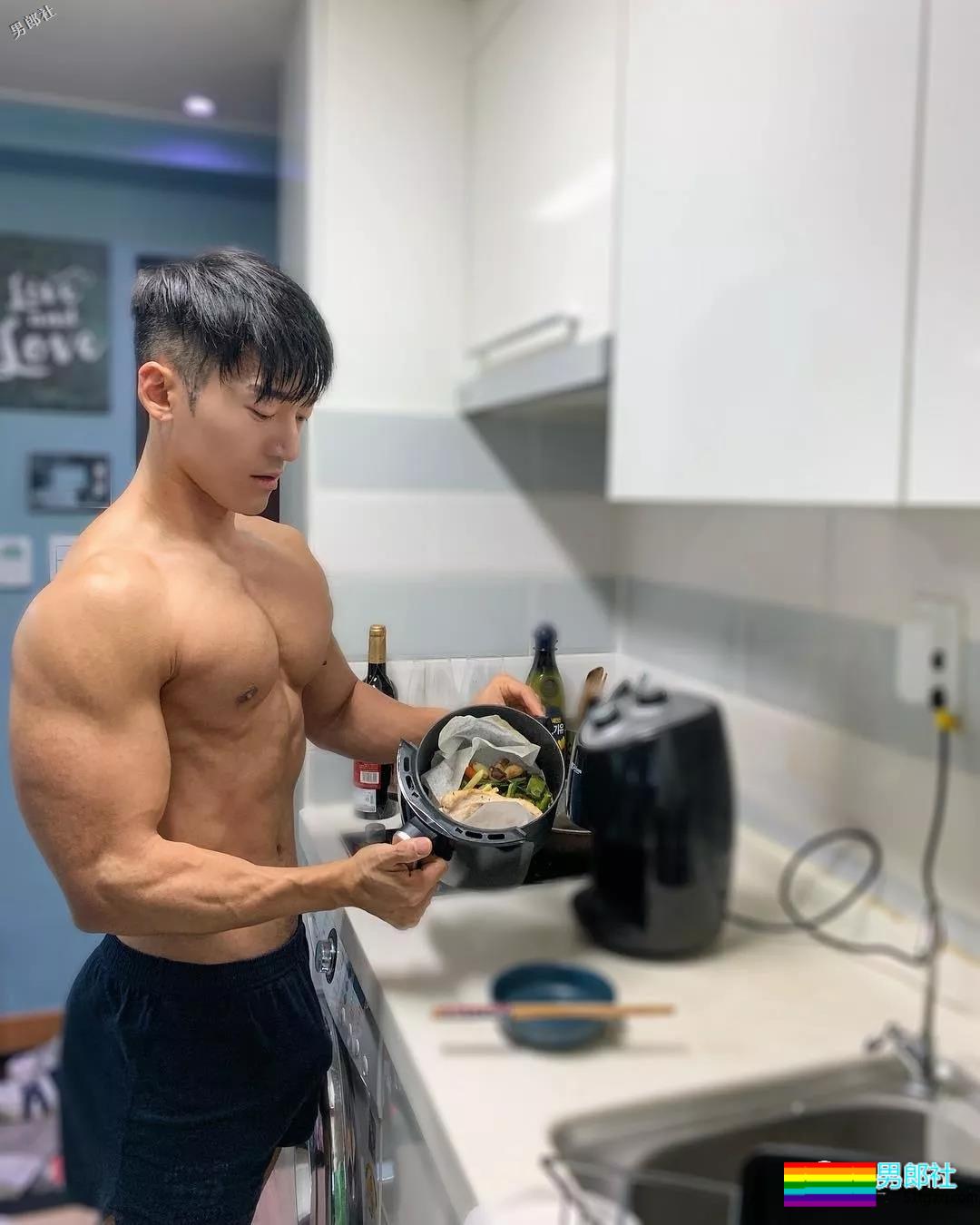 精壮狼狗拍肌肉大片，私照亮点更突出？ - 51虹马