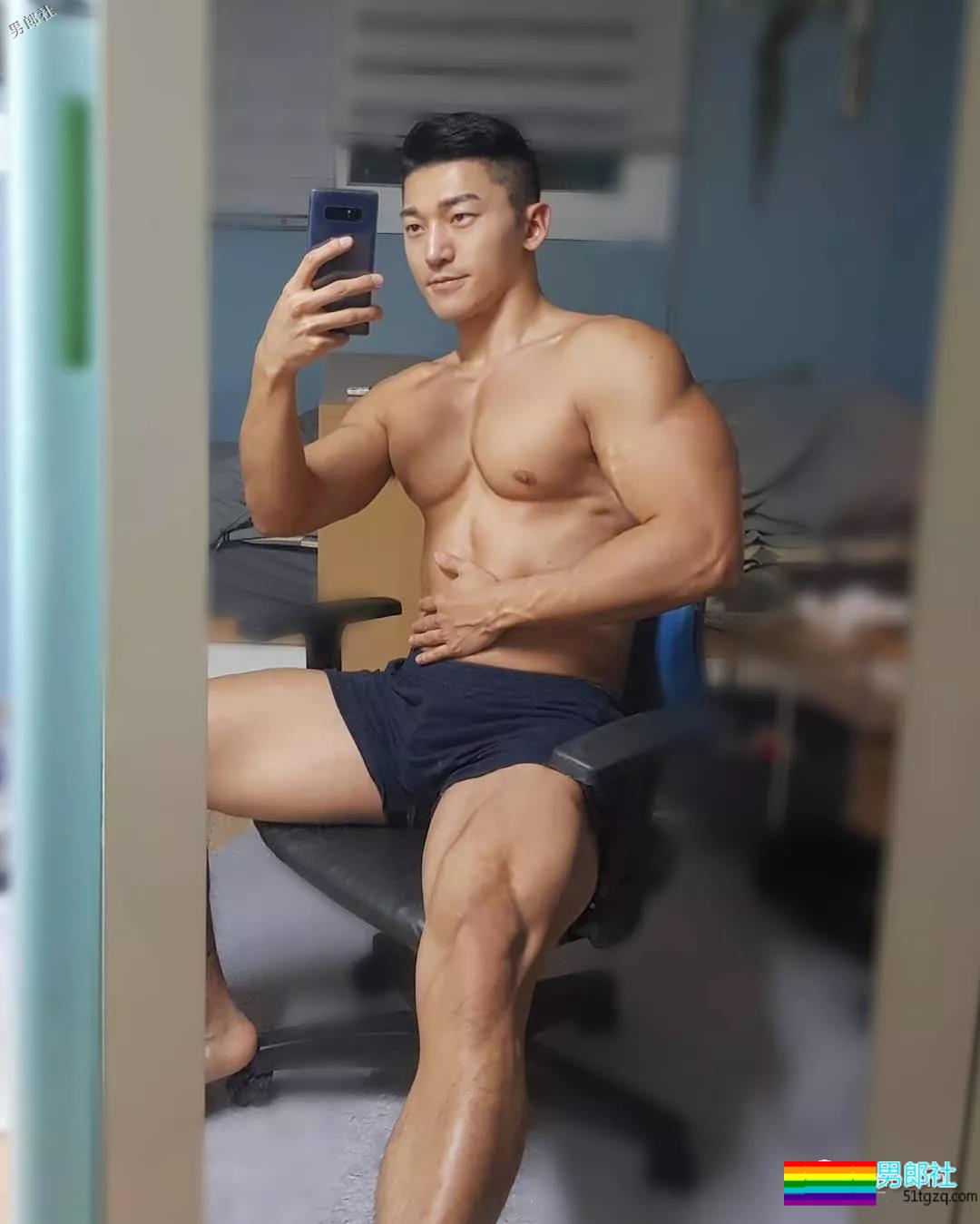 精壮狼狗拍肌肉大片，私照亮点更突出？ - 51虹马