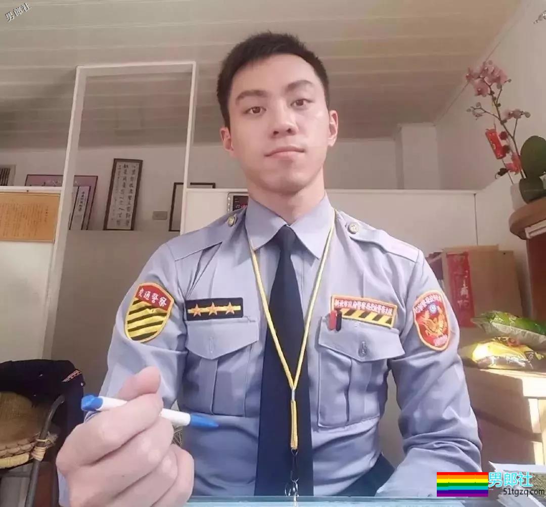 帅警被同事公主抱秀出胸肌真是基情四射，这帅警是个man零？-51虹马