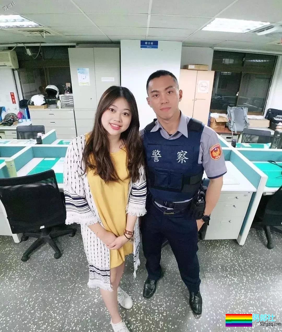 帅警被同事公主抱秀出胸肌真是基情四射，这帅警是个man零？ - 51虹马