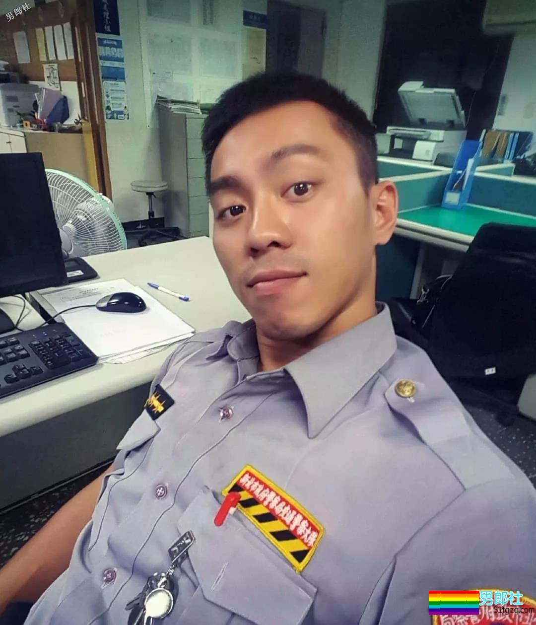 帅警被同事公主抱秀出胸肌真是基情四射，这帅警是个man零？ - 51虹马