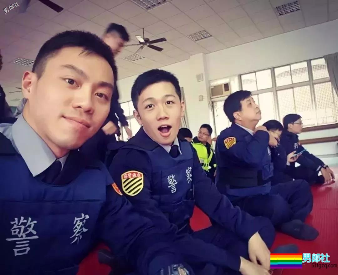 帅警被同事公主抱秀出胸肌真是基情四射，这帅警是个man零？ - 51虹马