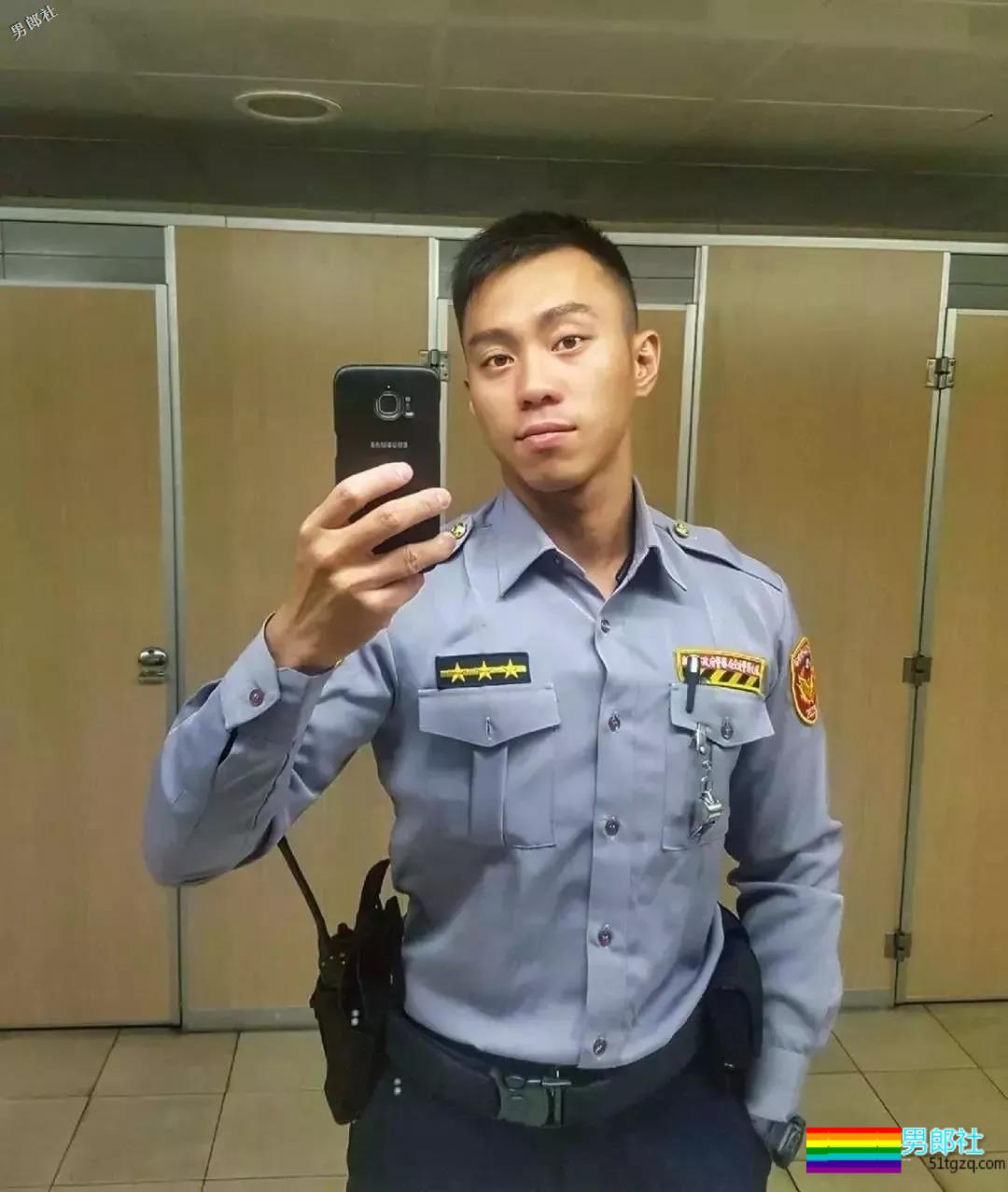 帅警被同事公主抱秀出胸肌真是基情四射，这帅警是个man零？ - 51虹马